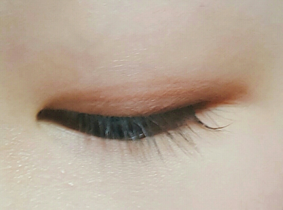 오늘은 아이라인을 그리지 않는 메이크업이라서 아이라인 대신 음영을 넣어줄건데요, 아이라인을 그리는 자리보다 좀 더 위에 까지 붉은기가 살짜구섞인 브라운 섀도우를 발라주었고 눈꼬리는 빼지 않을게용

*룩 앳 마이 아이즈 200년된 초코가게 사용