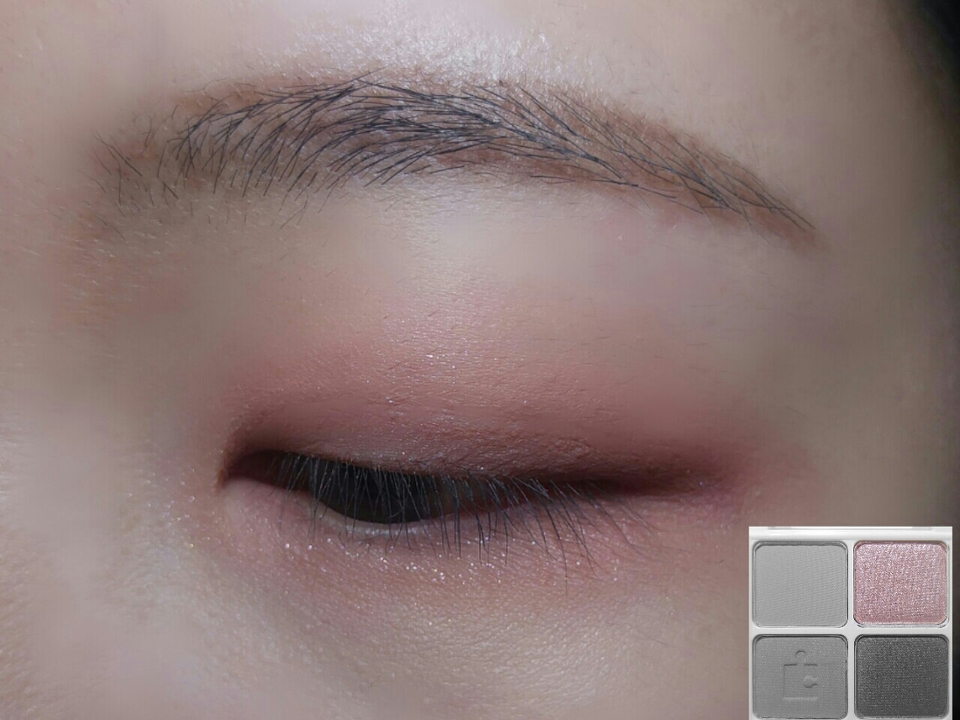 마지막으로 푸른빛을 띄는 쿨한 느낌의 핑크슈가 펄을 손으로 살살뭍혀 눈두덩이 중앙과 애굣살에 살살 발라주세요!
(요건 브러쉬로 바르면 잘 안발리고 꼭!!손으로 발라주세요!)