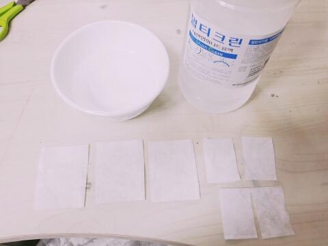 화장솜은 각각 얼굴에 맞게 준비해주시면 되는데 저는 5장을 써요! 세 장은 그냥 쓰고 두 장은 반반 잘라서 사용합니당
우선 그릇에 식염수를 따르고 화장솜을 푹 담궈놓습니다
그리고 얼굴에 붙였다가 15분정도 하시고 때면 물로 헹굴필요 없이 바로 스킨케어
