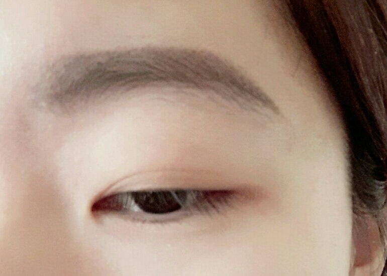섀도우는 에뛰드 카라멜 라떼로 베이지색으로 이것만 발라주셔요~ 깔끔하게 하는게 아이메컵 포인트!!
