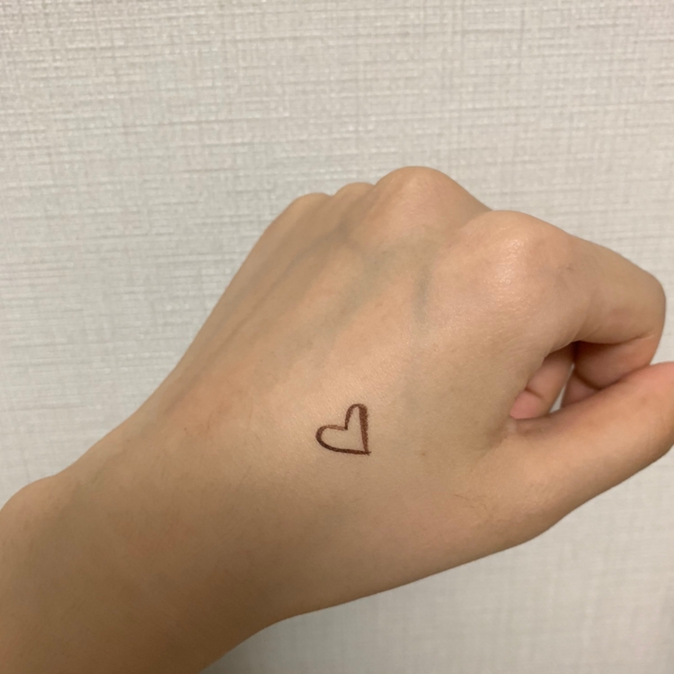 브라운이라 많이 연한색상인줄 알았는데,
생각보다 선명한 색상이라 좋은것같아요 !

손으로 진짜 세게 문질러야 조금 지워질정도입니당