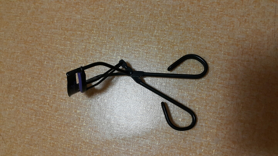 안나수이 뷰러 ! 유명한브랜드꺼라그런지 속눈썹이 챡챡 잘올라가요 ~