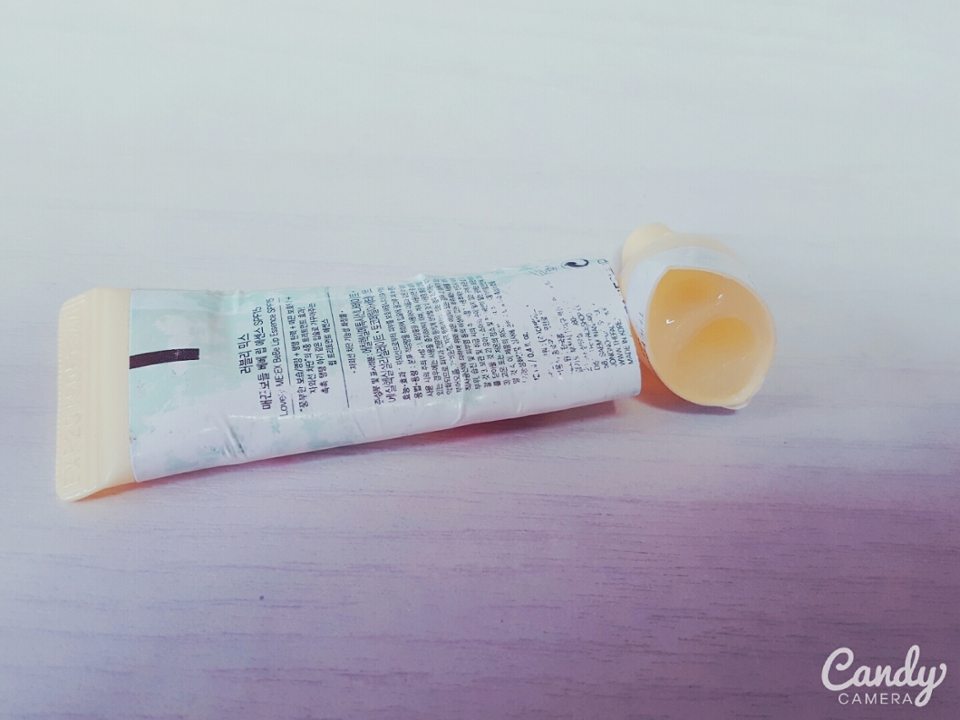 두 동강 나버린 나의 립 에.센.스.☆ 저는 보습을 원했기 때문에 립밤을 더 넣어주었어요!! 
P.S.여러분 저거 정말 향도 바나나향 비슷한거 나고 되게 좋아옇 비싸지만 춱춱해쥡뉘돵 이렇게 향이 좋은 제품를 넣어주면 립밤에서 좋은 향기가 나겠죠?😙