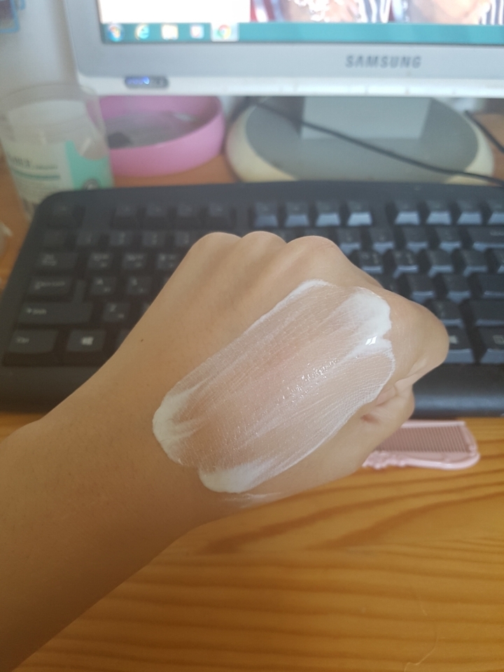손등에 발라보니 냄새도 좋네요! 잘발려요 촉촉하게