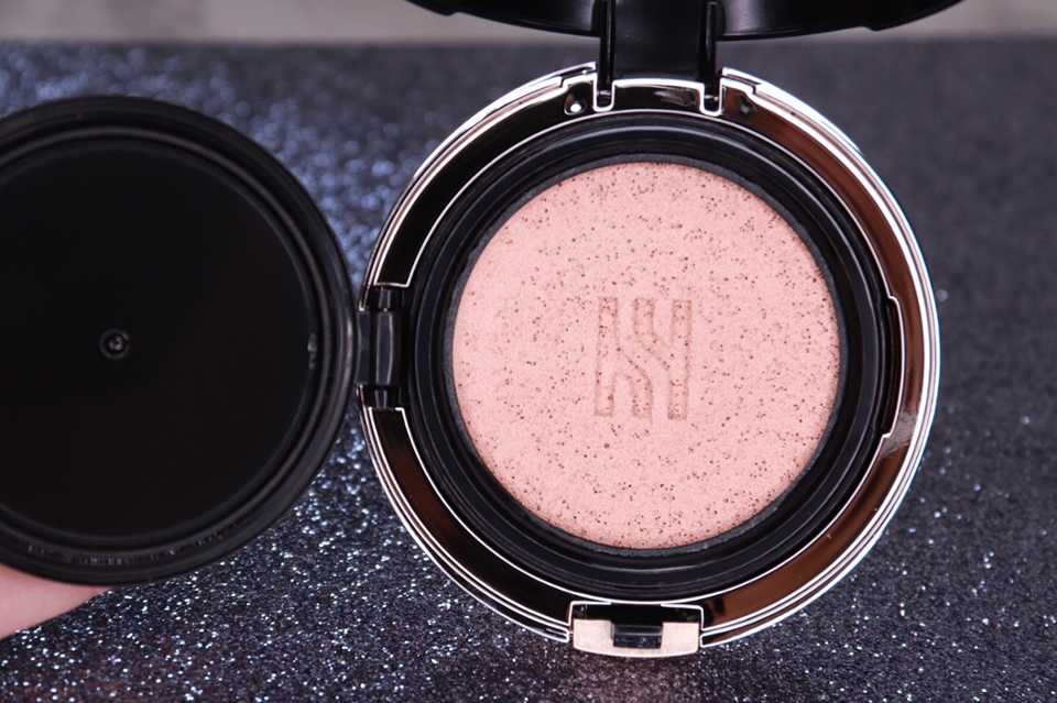 


쿠션 안에 내용물은 미세분자 파우더와 
매트 피니쉬 젤이 들어가 보송한 마무리로 지속력을 짱짱하게 도와주는 베이스에요


