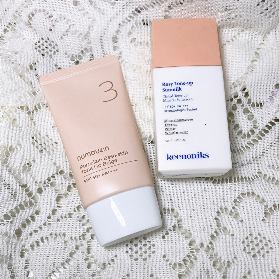 다음 조합은?
키노닉스의 로지 톤업 선밀크와 넘버즈인의 베이스에요

이 조합을 준비한 이유는요, 우선 각 제품이 띄는 고유의 색이 직접 사용해보니 잘 어우러진다 느껴졌기 때문이에요! 
선밀크는 색상이 약간 살구살구한 느낌이지만, 실제로 사용하면 그다지 톤업도 약한 편이에요. 아주 살짝의 톤보정과 피부를 약간 보송하게 해주는 정도?
그리고 그 위에 사용한 넘버즈인의 베이스는 커버력도 어느정도 있고, 개인적으로 너무 차분하지 않은 베이지 컬러라 피부가 칙칙하게 커버되지 않는다는게 가장 만족스러웠어요 ㅎㅎ
