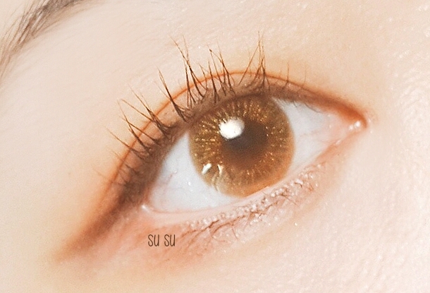 넘나 이쁜것 ㅠㅠ 원래부터 내 눈동자가 호박색이었어! 심지어 각도에 따라 빛나는 펄들 덕분에 한층 더 영롱해 보인다요 0ㅅ0 직경도 13.2라 제 눈에 딱 이쁜 크기였어요!
