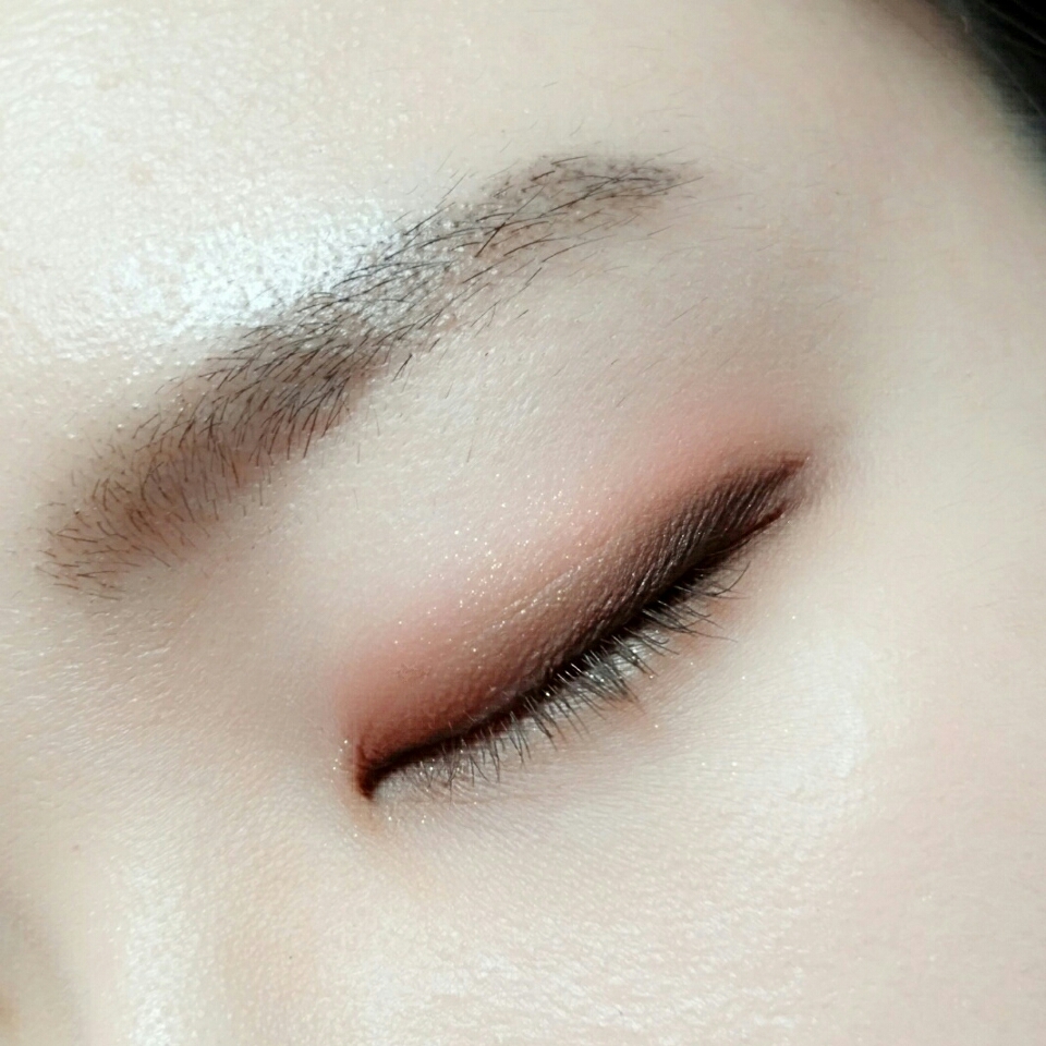 점점 눈이 또렷해지고있어요!!
그리고 브러쉬에 남은양으로 언더삼각존부분도 칠해주세요~
✔여기서 간단한팁
많은분들이 아시겠지만 아이라인을 그린뒤 비슷한색상의 짙은섀도우로 아이라인위를 덮어주시면 지속력이 높아져요!!
