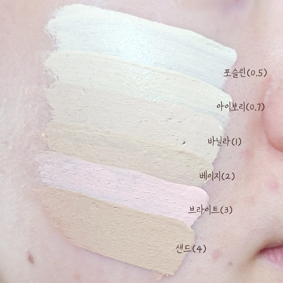 21호 쿨톤 피부 기준 전 색상 발색!

#포슬린 (0.5) : 17-19호 쿨 베이스, 하이라이팅 & 애교살컨실러
#아이보리 (0.7) : 20-21호 뉴트럴 베이스
#바닐라 (1) : 21호 옐로우 베이스
#베이지 (2) : 22-23호 뉴트럴 베이스, 21호 컨투어링용으로 good
#브라이트 (3) : 다크서클커버 & 톤업용 핑크톤 쿨 베이스
#샌드 (4) : 23-24호 웜베이스, 22호 컨투어링용으로 good

저는 기존에 1호 바닐라를 컨실러로, 3호 브라이트를 다크서클 밝히는 용도로 사용중이었는데, 이제 밝은 컬러인 0.5호, 0.7호도 출시되어서 하이라이팅까지 전부 루나 컨실러로 한큐에 끝내고 있어요😁