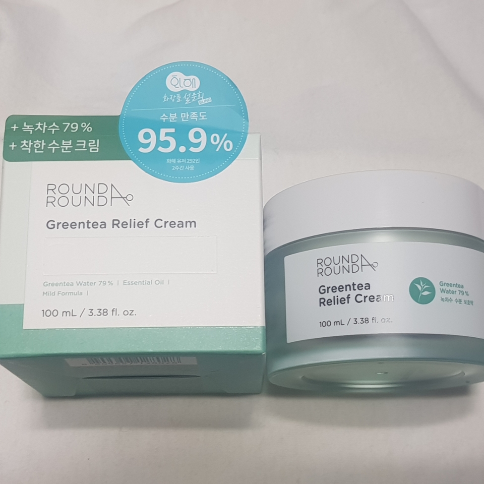 🌿₩26000
🌿100ml

라운드어라운드의 수많은 라인 중 그린티 라인이에요.
그린티 라인은 실제 녹차수가 79%나 함유되어있다고 해요.

녹차는 진정작용으로 탄력있는 피부로 만들어주고 여드름 치료제로도 좋아요 :)

그외에도 모공을 조여주고 기미&주근깨 형성을 억제해주는 등 피부미용에 좋은 식품 중 하나로 알려져있어요.

그만큼 여러 브랜드에서도 녹차를 활용한 제품을 많이 만드지만 요 제품같이 녹차가 이렇게 다량 함유되어있는 경우는 처음 봤어요 :)

또, 화해 라는 앱에서 출시 전 블라인드 테스트를 거쳤다고 하는데 95.9% 가 만족한 제품이라고 하더라고요!

브랜드 이미지도 그렇고 해서 굉장히 신뢰가 갔었던 제품이에요.