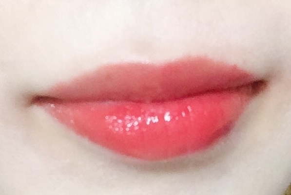 입술에 발라보면 이런 느낌!
저는 일단 입술을 탱글하고 촉촉하게 보이게 하는 광택감이 제일 맘에 들었던 립 제품이었어요. 신기하게도 끈적임은 거의 없어서 가을 겨울에도 부담없이 바르기 좋을 것 같았어요 ㅋㅋㅋㅋ

입술에 얹어보니까 드는 생각이 핑크브라운이 조화롭게 섞인 mlbb컬러같아요.
핑크기도 돌고, 붉은기도 좀 도는데 붉은기는 사진에서 덜 보이네요 ㅠㅠ
이건 가볍게 소량만 블렌딩해서 바른 건데도 발색이 상당히 선명하게 올라와요.