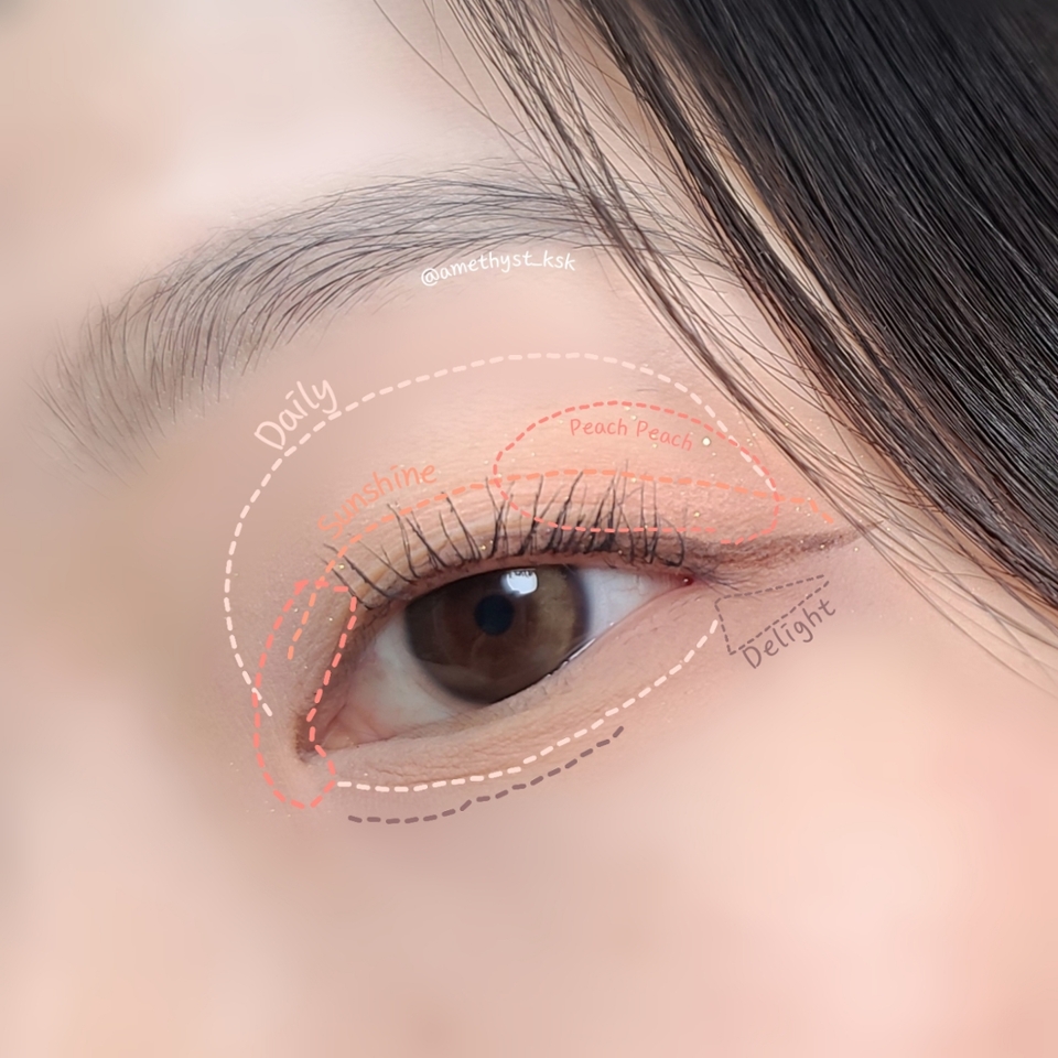 
* 베이스 : Daily
* 1차 음영 : Sunshine
* 언더 삼각존 & 애굣살 음영 : Delight
* 2차 음영 포인트 : Peach Peach 

🧡 Peach Peach 컬러는
손가락으로 슥 발색하기도 좋아요
꽤나 발랄하고 생기있는데,
조명때문에 많이 날아가서 아쉽네요🥲


