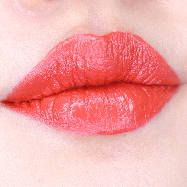 무스 타입이라 밀착력은 살짝 아쉽지만,
👆🏻컬러가 너무 예쁘고 (레드 컬러 덕후들은 여기 모여라)
✌🏻자글자글한 펄이 입술을 예쁘게 만들어 준다는 점!
(하지만 각질 제거는 필수에요. 살짝 건조되면 각질이 살짝 뜨는 편이랍니다)