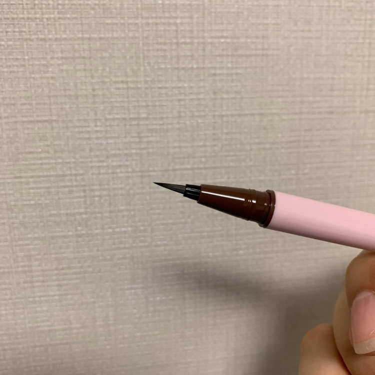 붓펜 아이라이너여서 꼬리를 얇게 그리기가 편해요 !
