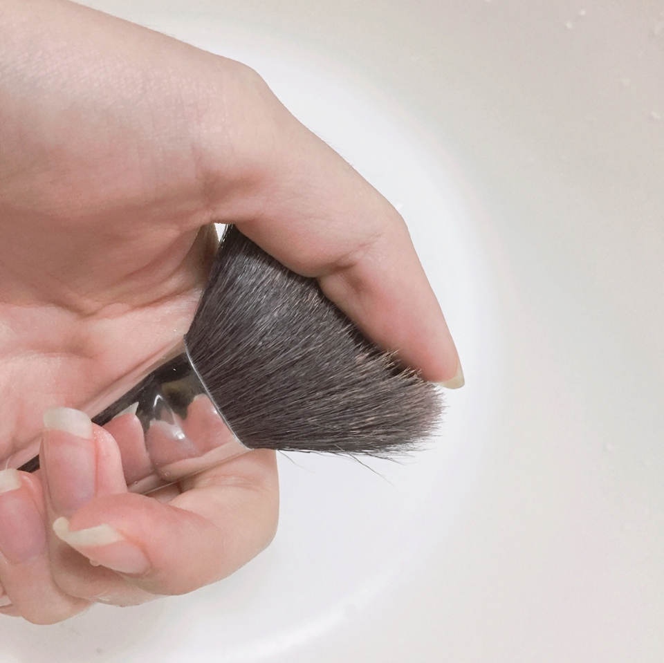 이렇게 붓을 쓱- 쓸었을 때에 
1. 텐션감이 좋고 광택이 나는 브러쉬는 인조모
2. 1에 해당되지 않는다면 천연모
라고 합니다. 사진엔 천연모 이겠죠?