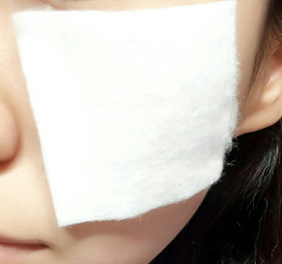 저는 건조한 눈가와 볼에 올렸는데 확실히 촉촉해요:)
민감성이라 마스크팩을 못해서 이런 식으로 팩을 하고 있습니다😂
