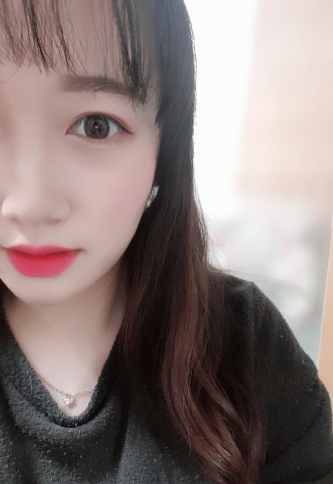 1번 발색해봤는데요 부담스럽지않고 진짜 예쁜것같아여ㅠㅠ

발색도 굉장히 잘되는 편으로 진하게 발라도 연하게 발라도 정말 예쁜 색상이랍니다ㅠㅜ


쿨톤 여러분들 진짜 강추드려요!!!!


이상 리뷰 마치도록 하겠습니다!