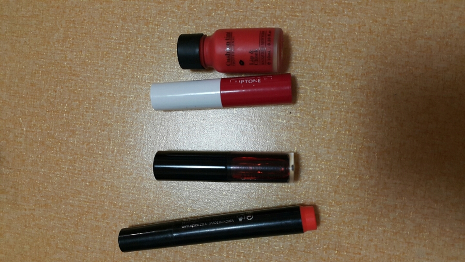 왼쪽부터 어퓨 마커 펜 틴트 허그미코랄
홀리카홀리카 블러디 오일틴트 블러디뱀파이어
토니모리 립톤 겟잇틴트 워터 바 레드 인 레드
맥 퀸 뉴욕 쿠션틴트 앤 치크 마력(이였나..?)
저는 어퓨틴트와 맥퀸뉴욕틴트 자주사용해요:-)