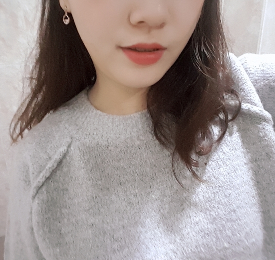 풀립으로 발색했을때 색상입니다!
딱 지금계절인 가을에 어울리는 립색인것같아여
쿨톤,웜톤 상관없이 누구나 쉽게 바를 수 있는 색상이라고 생각이들어요😌