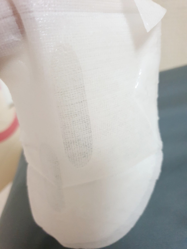 
그리고! 또 이 팩의 장점은 거즈면의 도톰한 뻣뻣 재질 시트를 사용했다는 거에요.

얇은 시트지는 밀착력이 좋긴 하지만 펼칠 때도 힘들고 쉽게 건조해지는 단점이 있어요.

저는 두께감도 있으면서 뻣뻣한 시트라 붙이기 쉽고 편해서 애정합니다.

 