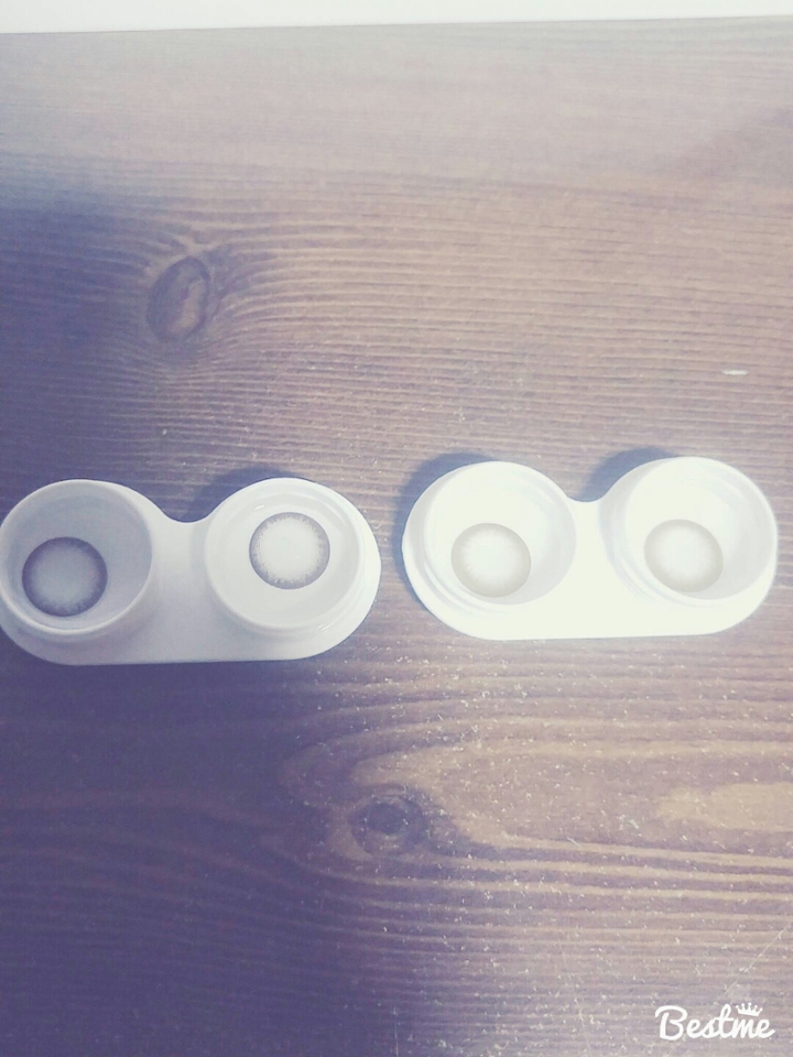 +렌즈
안경점에서 샀구 둘다 브라운인데 왼쪽건 진한브라운이고
오른쪽은 되게 연한브라운이예요
전 오른쪽걸 더 많이 애용하는...ㅎㅎㅎ

