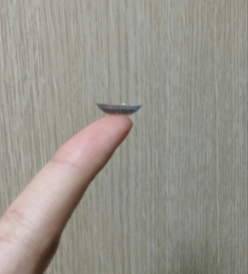 렌즈는 조금 얇은 편이라 다소 흐물거리는 감이 있네요