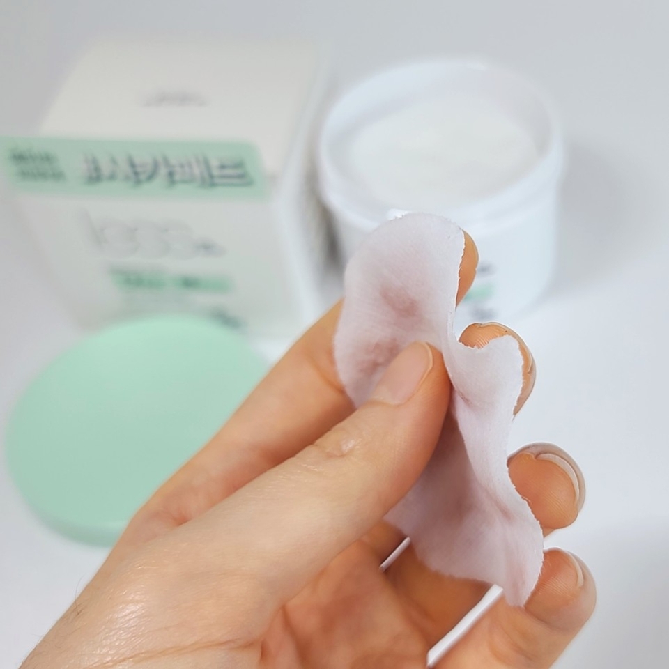 패드는 뒤가 살짝 비쳐 보일 정도로 얇은 거즈 패드에요
​
부드럽지만 거즈 특유의 결이 느껴지기 때문에 각질 정돈 용으로도 굿굿👍
