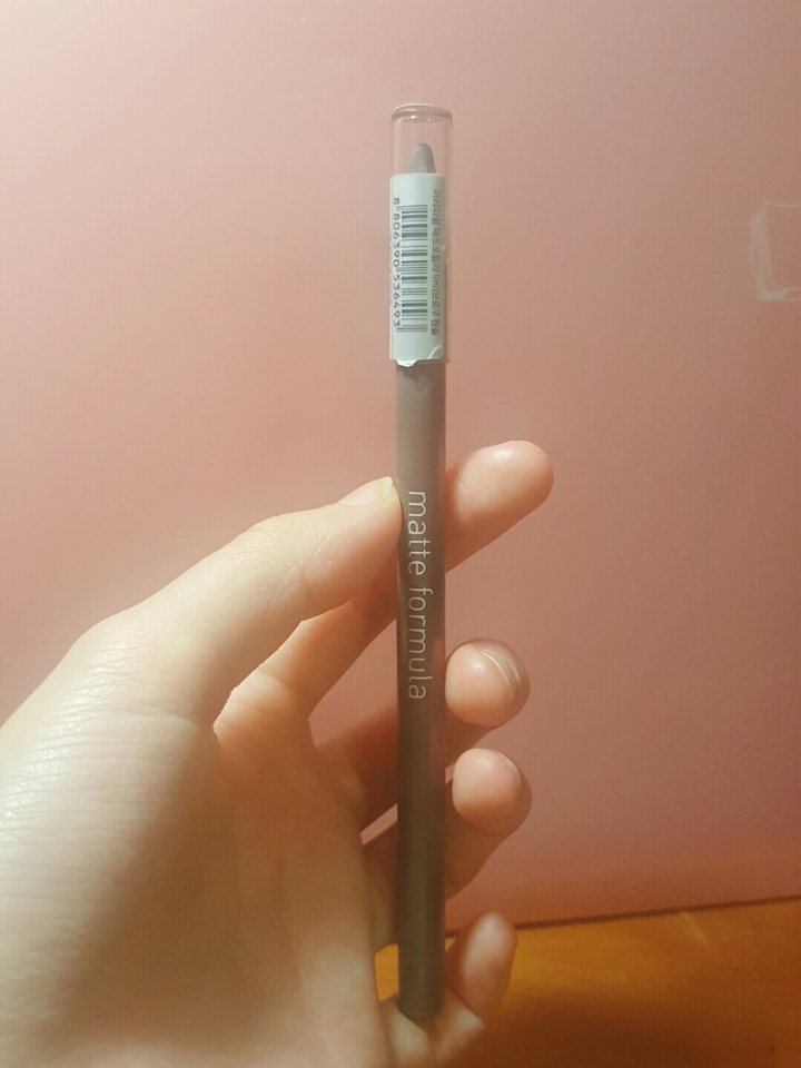 🍎아리따움 매트포뮬라 4호 회갈색
저는 모나리자같은 눈썹을 가지고있어요...
숱도 적고 그나마 있는 눈썹도 가늘어서
연하고 자연스럽게 표현되는 매트포뮬라가 저에게 맞더라구요
머리색이 어두우신분들이나 검정색인분들께 추천해요!