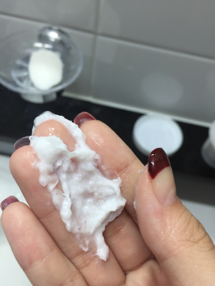 제형은 약간 크림같은 제형인데 냄새는 화장품같은 냄새보다는 베이비로션..?같은 그런 향이나요
사용해봤는데 콧잔등에 있던 각질이 진짜 다 가라앉고 콧등이 진짜 맨들맨들해지구 부드러운 느낌이었어요