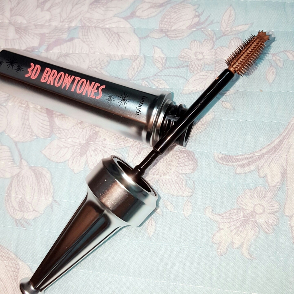 넘나신기한 팁으로 이루어져있는 브로우카라입니다!
솔로컬러입히고 앞에 달린 왕관모양팁으로는 눈썹뿌리부터 볼륨살리라고 적혀있는데 영어를못하야 맞는진 모르겠네요ㅋㄱㅋ