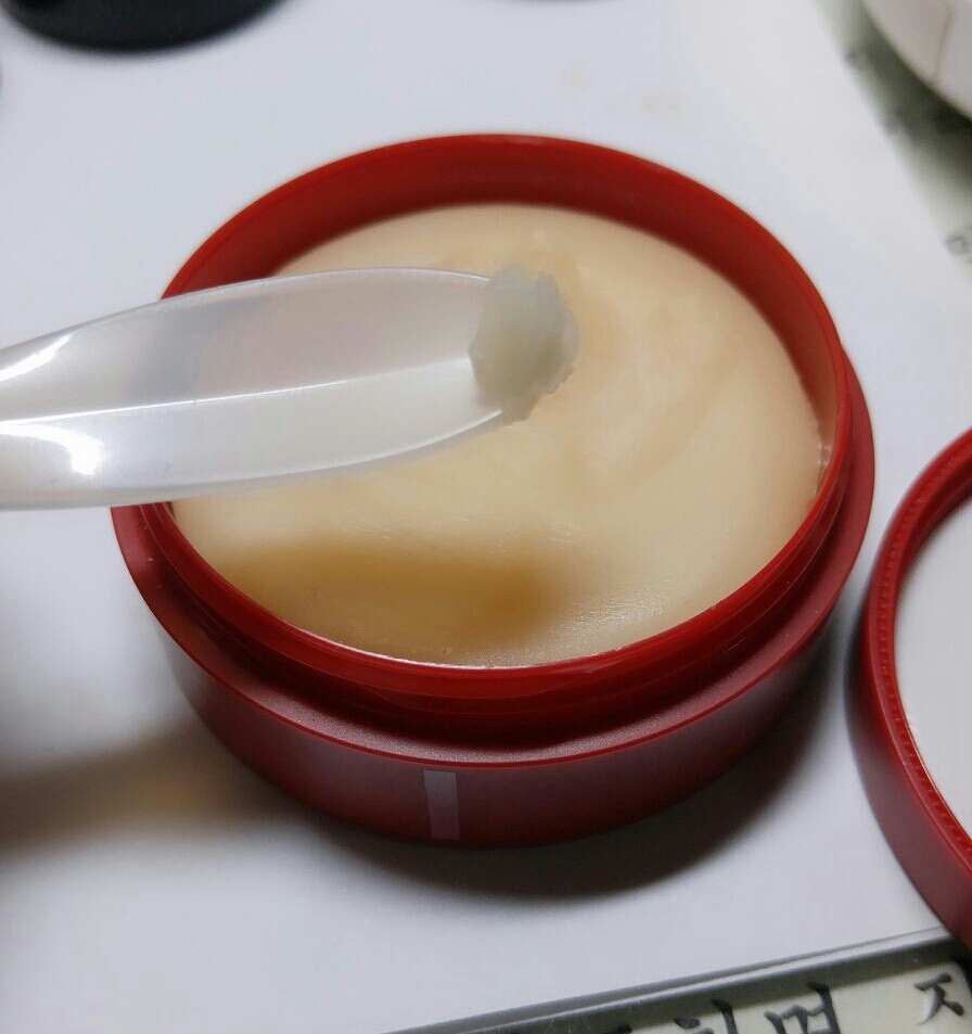 자!!  이제 이 보습밤을 요러케! 스패츌러로 떠서 사용할거에요
수정화장전 손씻기는 필수에요!