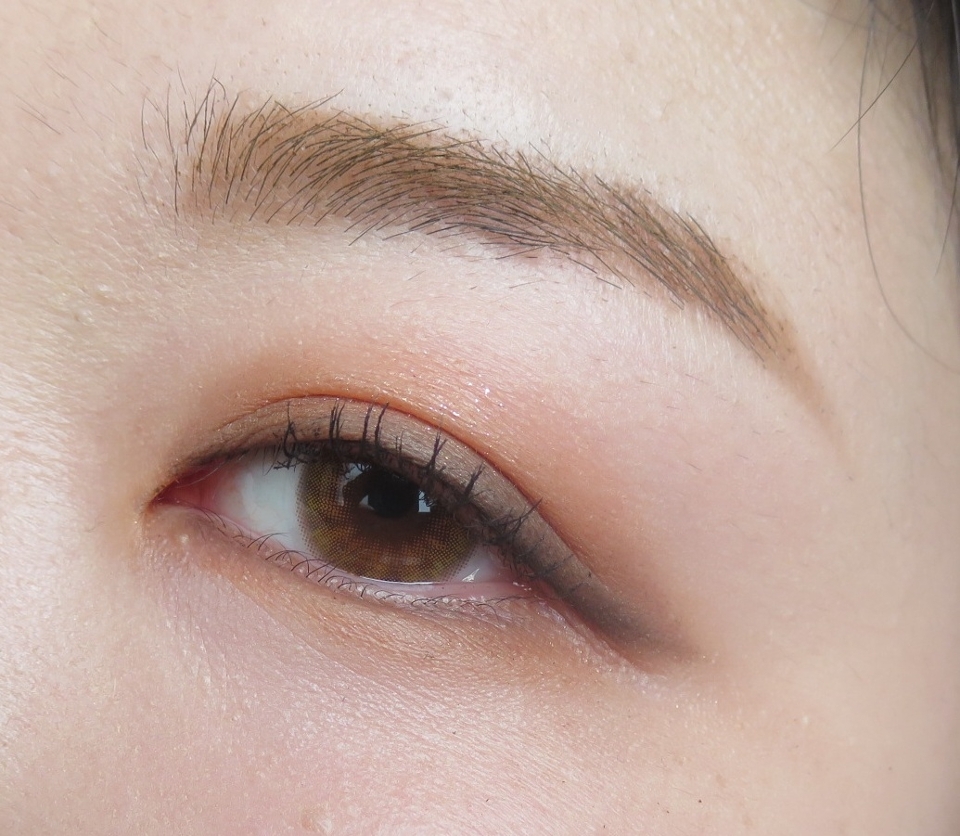 마스카라는 샤넬의 이니미터블 10호 느와르 색상 썻어요 깔끔한 블랙인데요,
귀찮아서 속눈썹은 안붙였는데 

속눈썹이 좀더 풍성하고, 눈꼬리를 일자로 시원하게 터서 
좀더 글램한 눈매를 연출하면 더 좋을 것 같네요! (냉철한자기평가)(또르르)