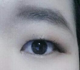 참 카페라떼를 바르실때 언더까지 살짝 연결해주셔야되요~~ 
사랑은 모래성을 바르셧다면 눈동자범위만큼 내마음에 퐁당을 포인트로 살짝 발라주세요

눈앞머리에도 내마음에 퐁당을 살짝만 발라주세요~~
언더라인은 펄이 살짝잇는 브라운라이너로 점막만 채워주세요