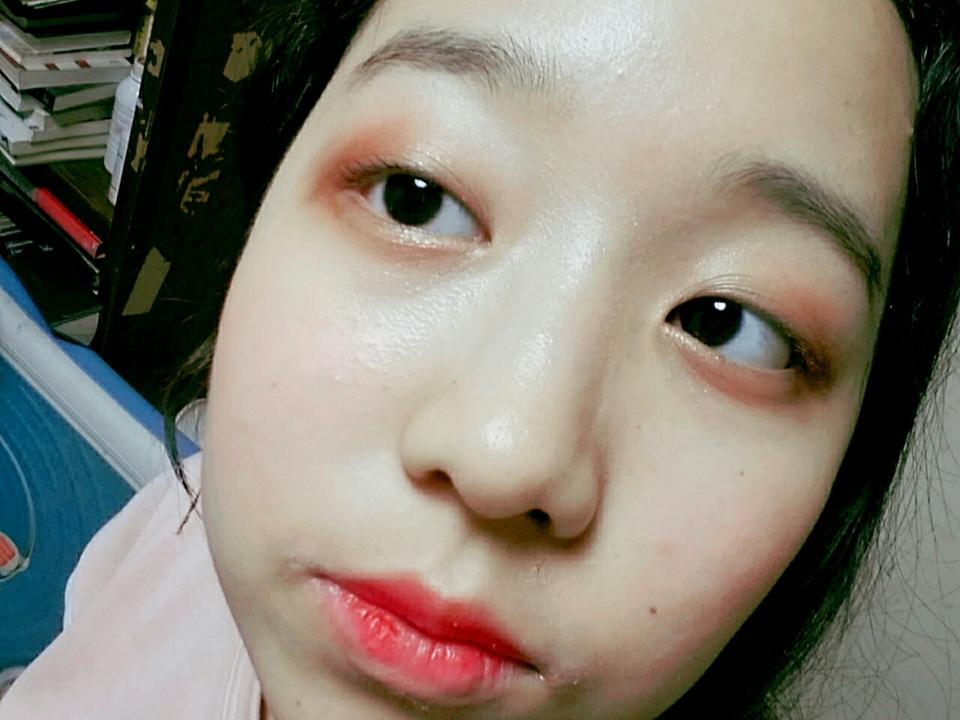 다음으로 마르살라 레드를 발랐던 부분에 아까와 '똑같은 방법으로' 황금갈색 펄 섀도우를 발라줍니다. 중요한 건 그라데이션입니다. 양조절은 색이 마르살라 레드와 황금갈색펄이 오묘하게 섞여보이게만큼 발라주세요 너무 마르살라를 집어먹을만큼 바르면 안되니까여