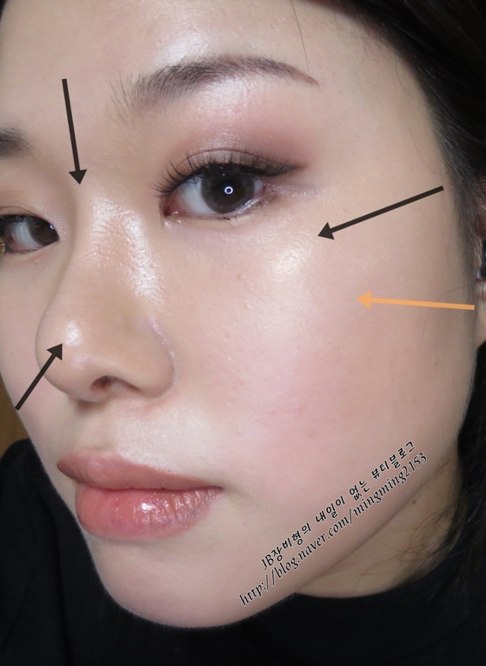 바비브라운의 하이라이터를 콧대와 윗광대에,

홀리카홀리카의 카인드누드 블러셔를 
아래광대에 해주고 

립은 에스티로더 스텅을 발라 
누디하고 섹시하게 연출해주면...!!!
