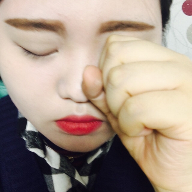 톤업 잘된 얼굴에 비비크림을 발라주세요
비비크림이 다른것보다 회색끼가 별로 없어서 너무 좋았어요
커버도 그리 나쁘지 않게 잘 되구영