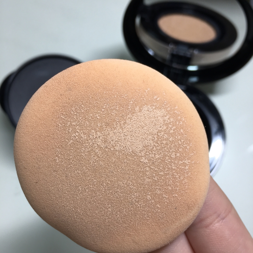 클리오 제품은 퍼프에 저정도에서 조금만 더 뭍히면 얼굴에 다 바를 수 있더라구요!