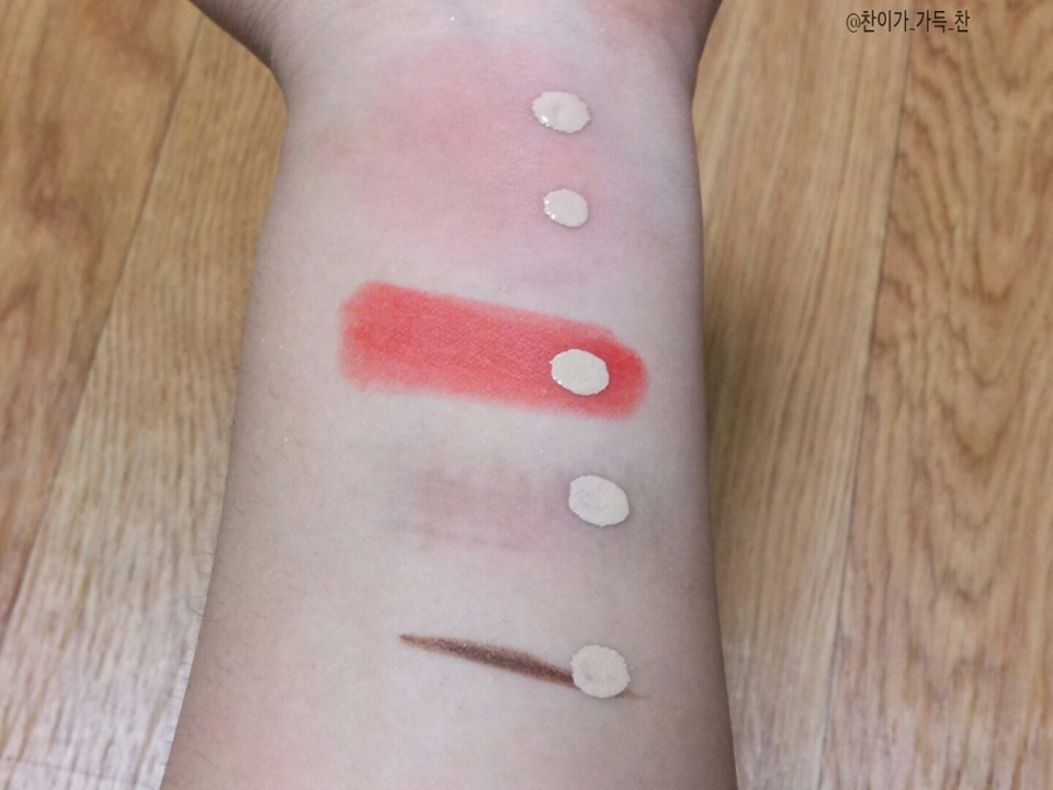 콕콕콕콕 찍어주었어요! 음음 조금만 가릴껀데 양조절 못한것같기도 하고..?