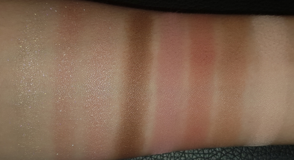 플래시를 터트려 쉬머와 글리터의 펄을 보겠습니다. 러브미는 펄감이 거의 없지만 베이비츄는 펄감이 많고, 글리터들은 화이트펄이 눈에 띕니다. 글리터 중에서는 DKDK가 더 화려한 편입니다.