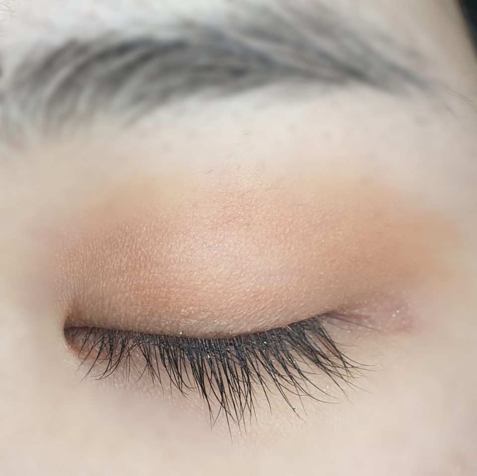 약간 붉은 섀도우를 넓게넓게~~발라주세요