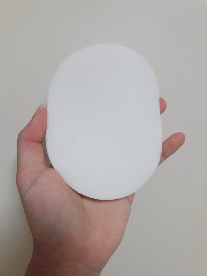 가장 중요한 세척법은 폼클렌징으로 깨끗이 빨아주시고(너무 세게 빨면 찢기거나 상할 수 있으니 적당한 힘을 주어) 습한곳이 아닌 환풍이 잘 되는곳에 잘 말려 사용해주세요~ 습한곳에 두면 곰팡이가 생기기 쉬우므로 조심해주세요!!