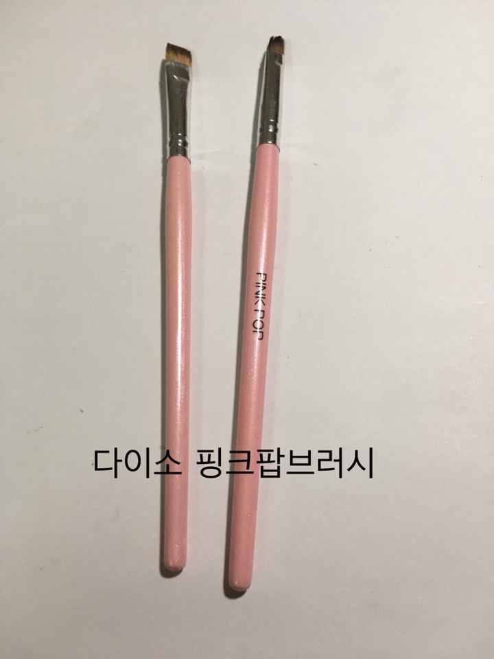 두번째도 다이소 핑크팝브러시에요'_'
이제품은 두개가 세트로 들어있는데 1500원밖에안해요 그럼 하나에 7-800원 한다는거잖아요!외않사?