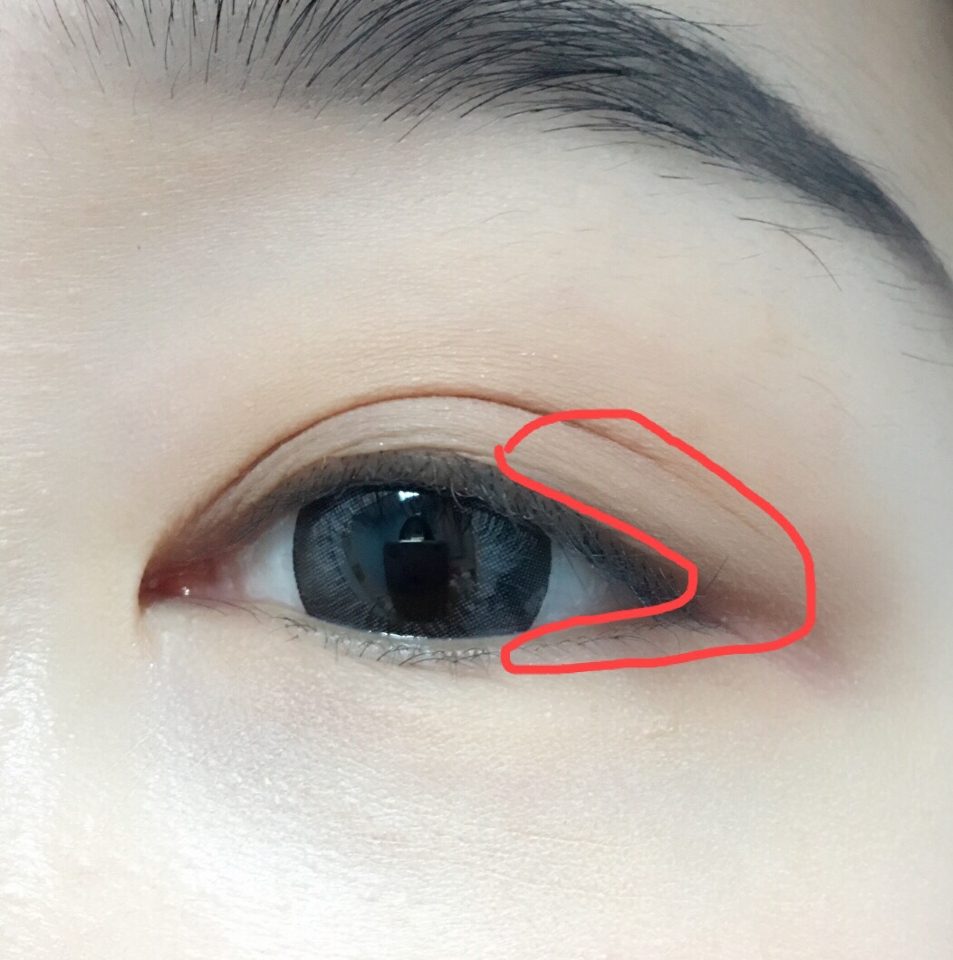 눈 뒤쪽을 막는다는 느낌으로 솔솔말린솔방울 색상을 채워줍니다~ 