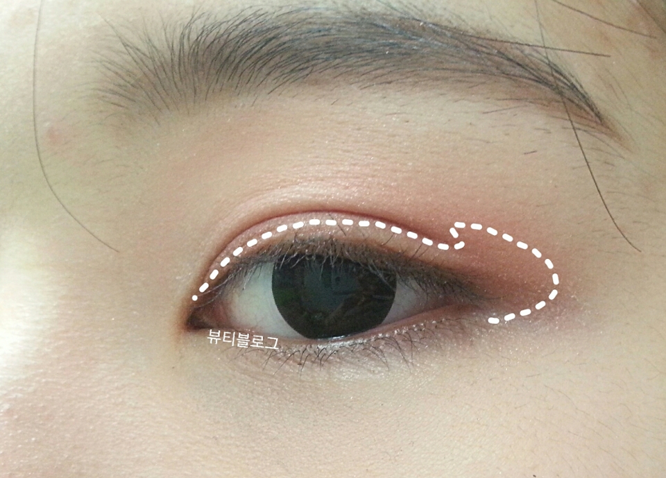 붉은 빛 브라운색상으로 음영을 잡아줄꺼에요.
상커플 라인 그리고 눈1/3 지점에 눈을 막듯이 너무 올라가진않게 음영을 잡아줍니다.

에뛰드-무화과 파운드케익