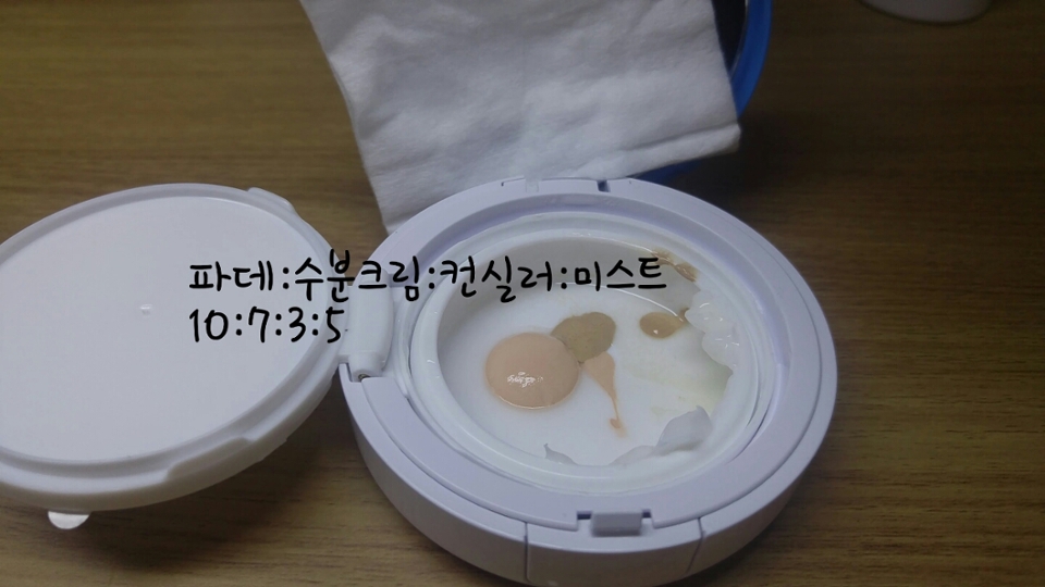 요로케 짜주세요! 사진은 파데를 너무 조금넣어서 더 넣었으니 사진에 써있는 비율대로 넣어주세요!(건성기준)
전 컨실러 자체도 촉촉한걸 넣었어요