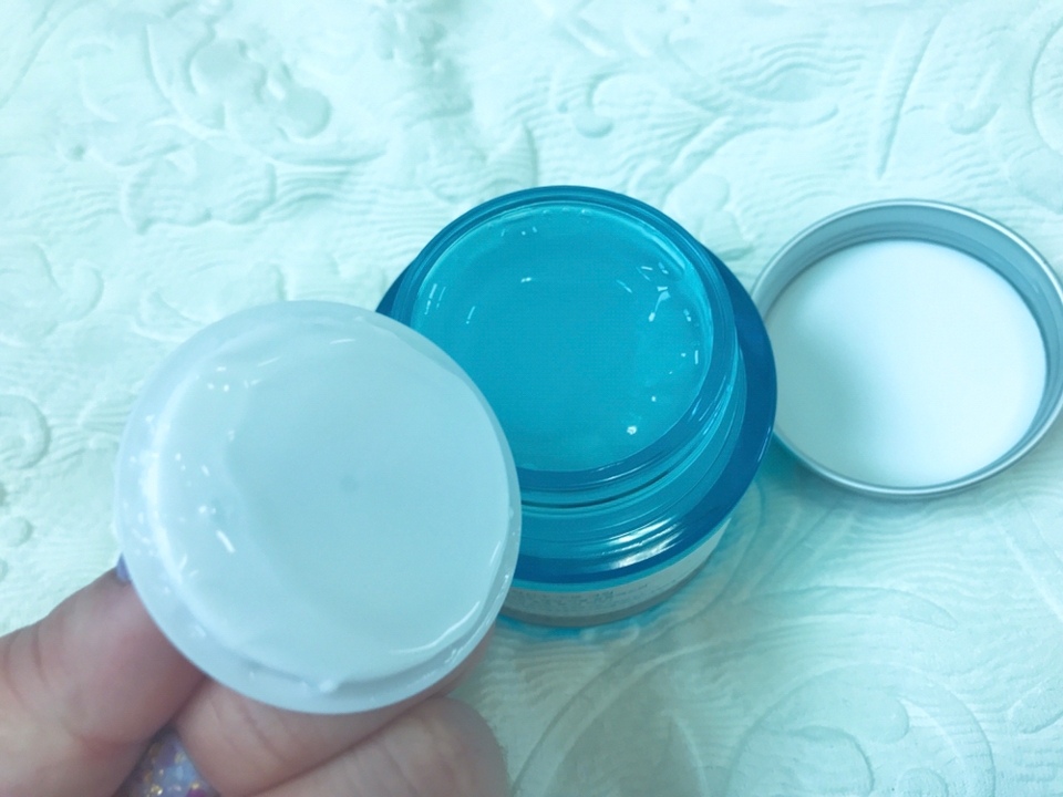 마개도 오픈을 하면 투명한 젤타입의 크림이에요!

아시죠?! 요런 젤타입을 사용하면 산뜻한걸요!