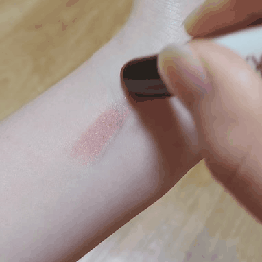 발림성은 정말 부드럽고 좋은 편이에요! 
진한 립스틱이 아니라 한번 발색하면 연하게, 점점 많이 발색해볼 수록 색이 나오는 그런 타입이에요 
