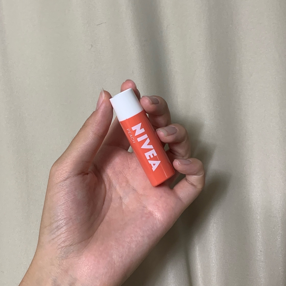 벌써 부터 피치피치함 감성이 돋아나네요~ ㅠ

포장지를 뜯자마자 피치향이 솔솔날것만같은 분위기에요🫶
니베아 립밥은 주로 화장품가게에서도 구매할수있지만

다이소에서도 니베아 립밤을 싸게 구매할수있더라구요~!
가격은3000원이었어요🧚🏻‍♀️

작은 크기라서 들고다니기에 좋답니다:)
