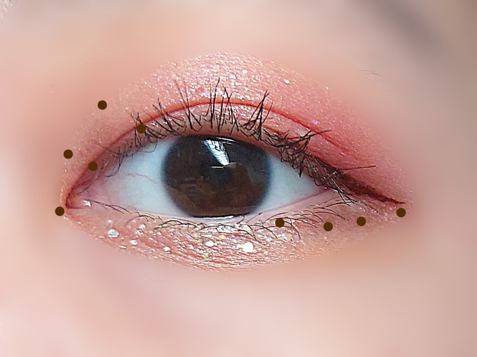 마지막으로 '닥터페퍼'(Doctor Pepper)색상으로 삼각존에 발라주고 앞쪽에도 발라서 음영을 넣어줬어요