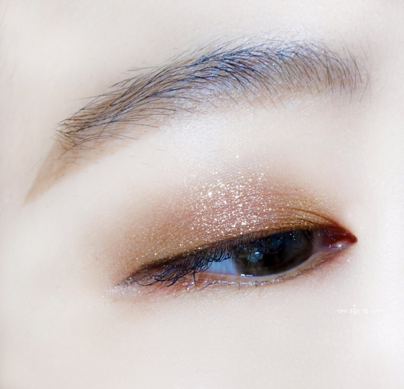 그럼 자글자글 펄로만 완성된 블링블링 메이크업!!!
생각보다 과하지않아용!

👉🏻이런 제품들은 브러쉬보다는 손으로 바를때 밀착력이 높아져요

